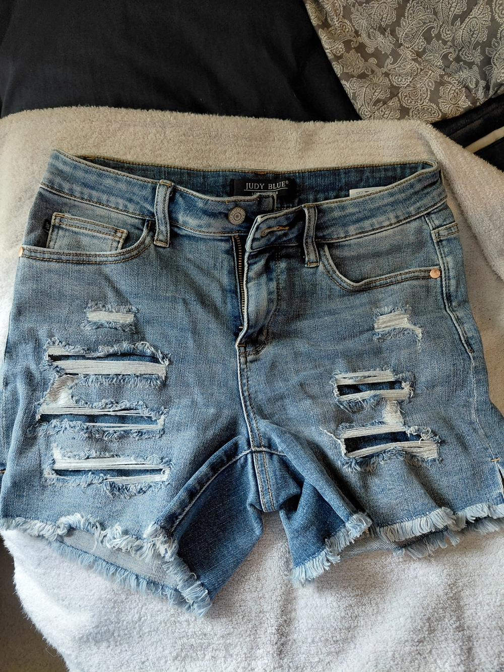 Judy Blue Light Wash Distressed Denim Shorts M